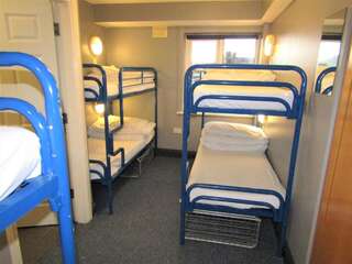 Хостелы Sleepzone Hostel Galway City Голуэй Семейный номер с ванной комнатой-1