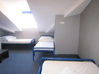 Хостелы Sleepzone Hostel Galway City Голуэй Четырехместный номер-5